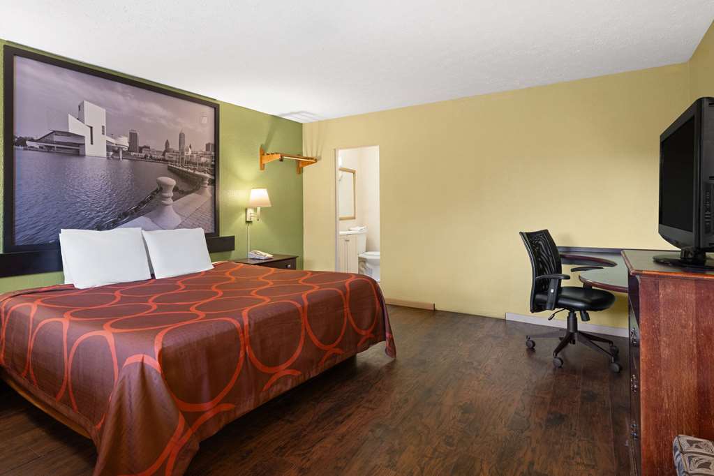 Super 8 by Wyndham Youngstown Girard - photo 8