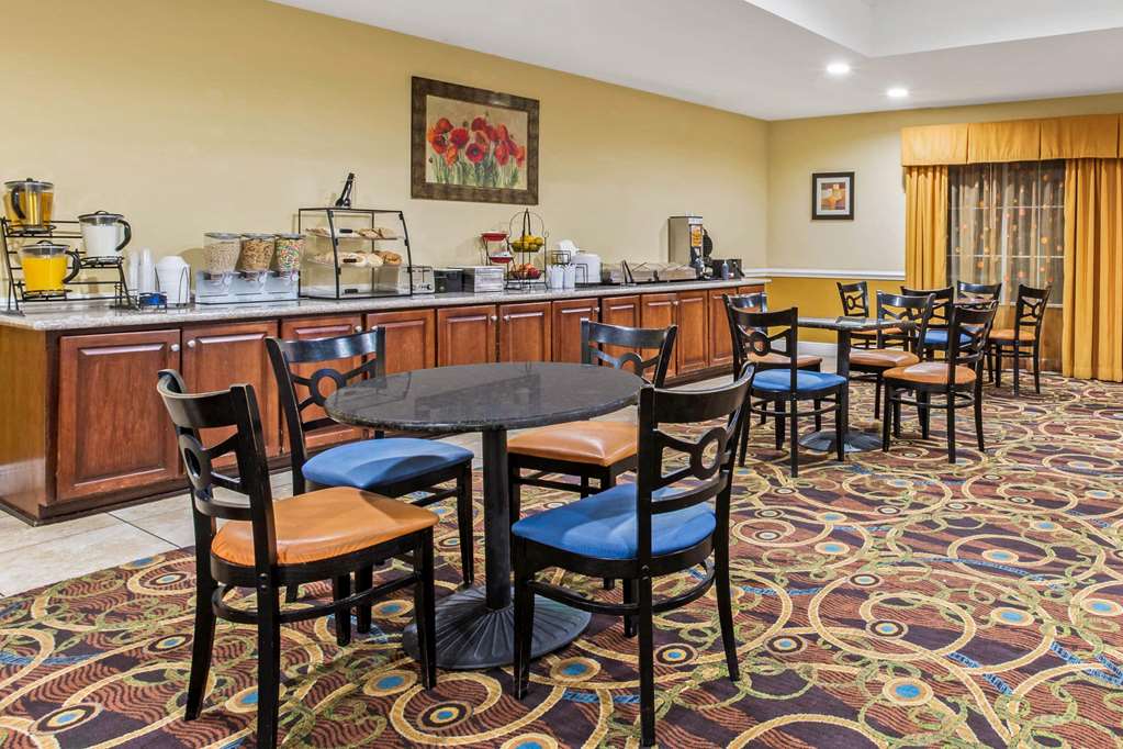La Quinta Inn & Suites by Wyndham Mobile Satsuma Saraland - photo 35