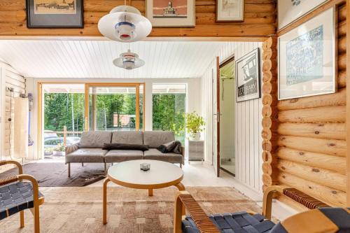 Hirsimökki kansallispuistossa in Espoo, Finland