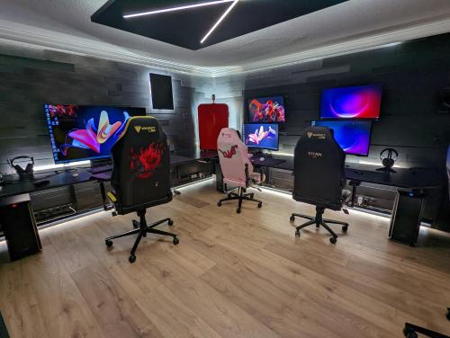 Smart Luxury Gaming Arena Gym Sauna and Jacuzzi — hotel in Keflavik