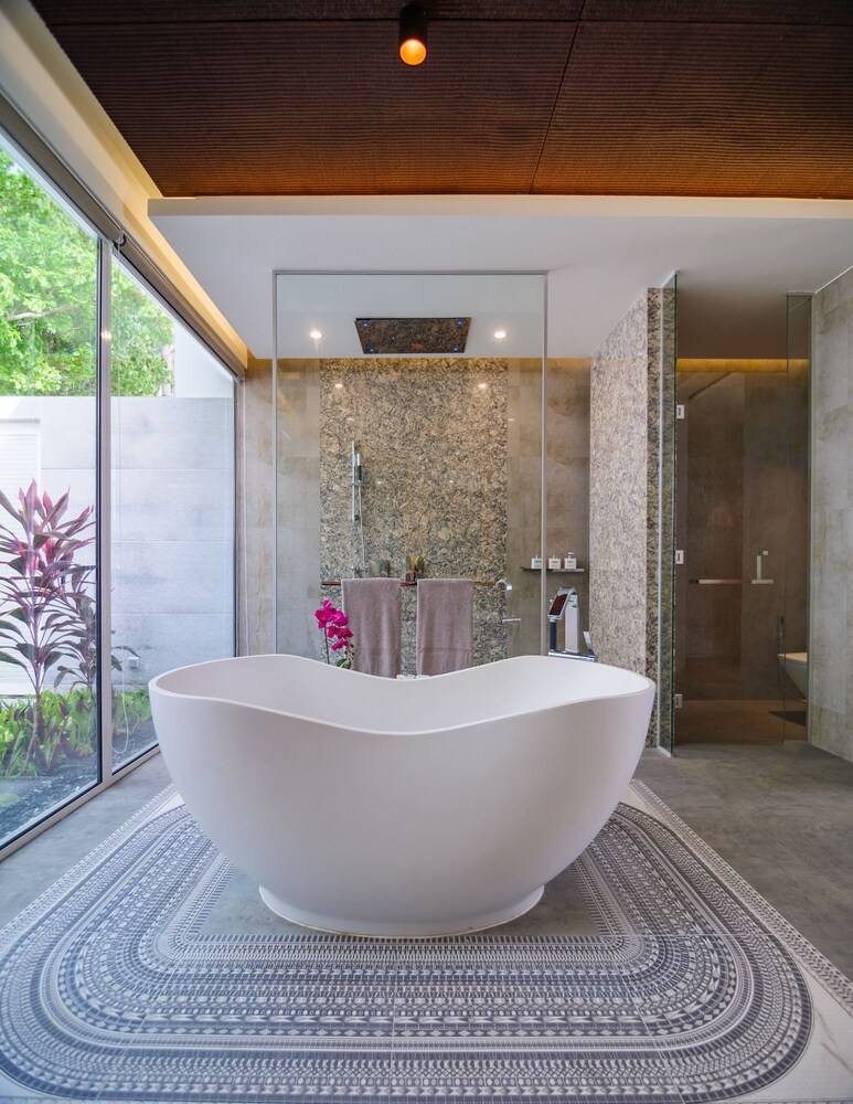 Deep Soaking Bathtub