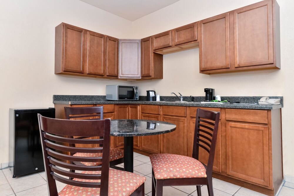 Express Inn & Suites - photo 20