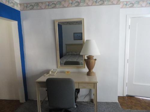 Royal Palms Motel - photo 4