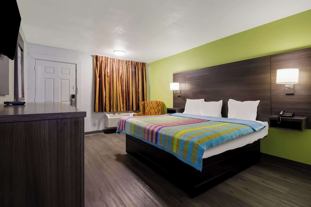 Rodeway Inn Conference Center - photo 21