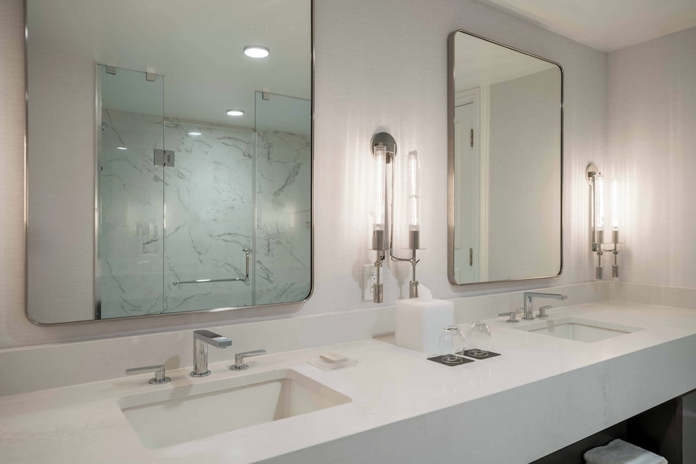Renaissance Baltimore Harborplace Hotel - photo 32