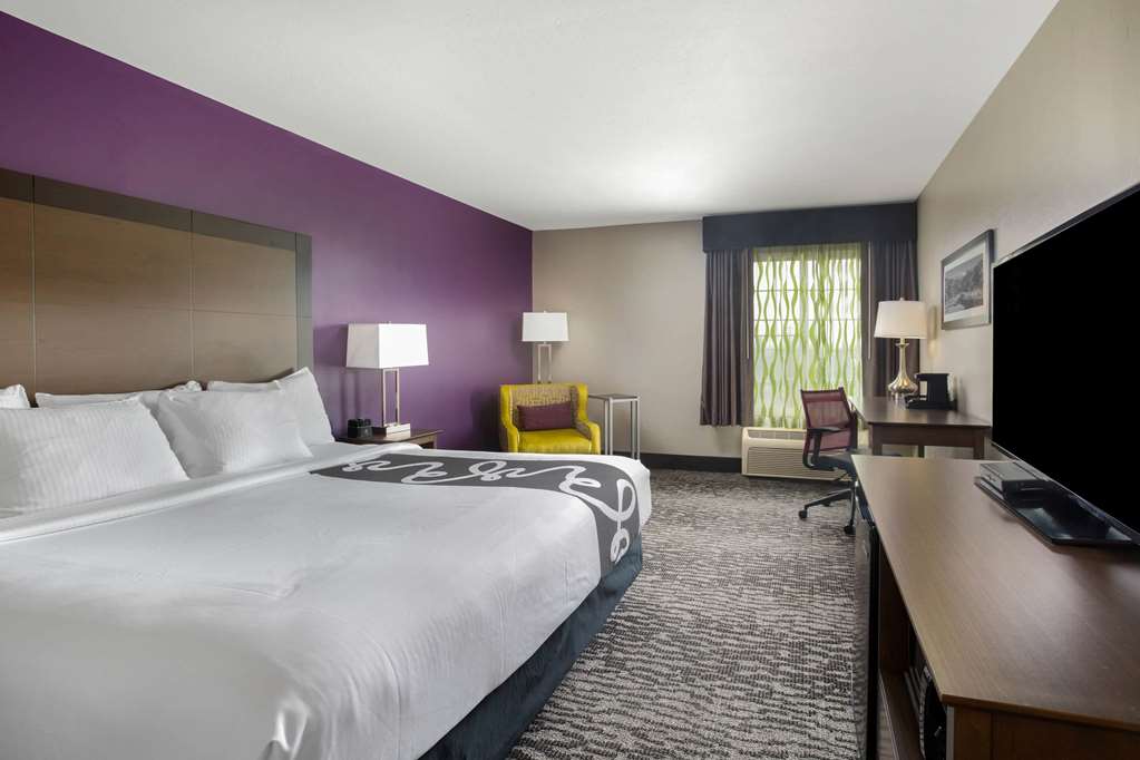 La Quinta Inn & Suites by Wyndham Visalia Sequoia Gateway - photo 44