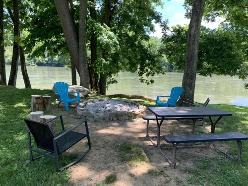 Bear Valley Riverfront Starlink WiFi & Hot Tub — hotel in Luray