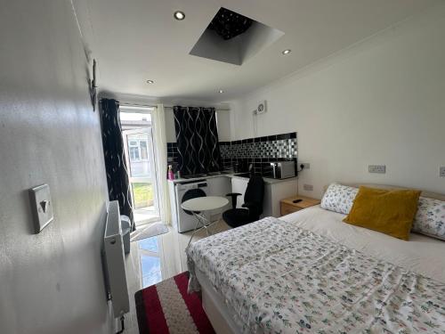 Luxury Ensuite Studio In Crayford Dartford Bexley London With Full Kitchen And Side Garden Alleyway Entrance — hotel in Dartford
