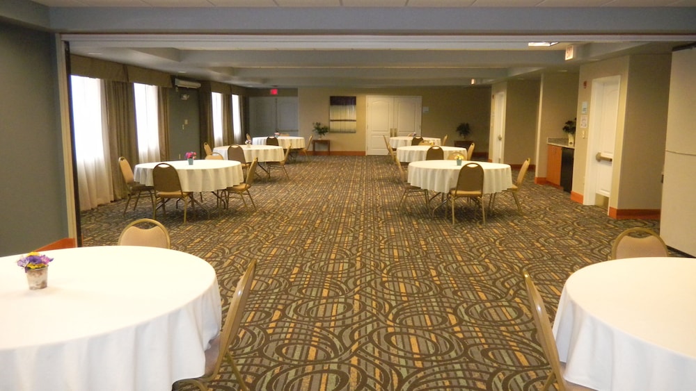 Holiday Inn Express & Suites Winner by IHG - photo 39