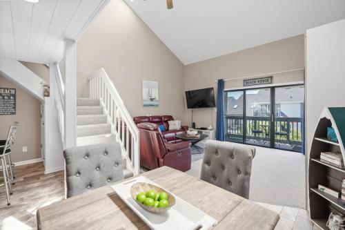 Pool View with Updated Elegant Luxury - last minute hotel in Myrtle Beach