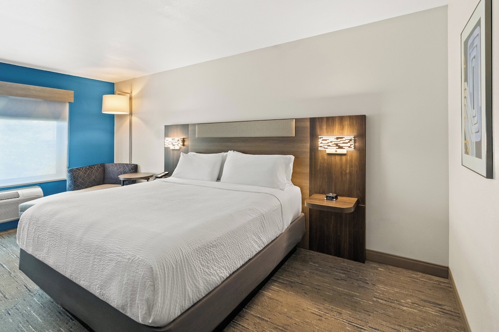 Holiday Inn Express and Suites Fairmont by IHG - photo 30