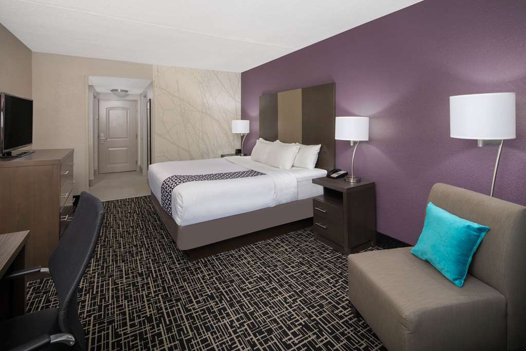 La Quinta Inn & Suites by Wyndham Chattanooga East Ridge - photo 11