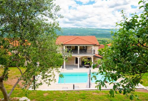 Stone house with 4 bedrooms and beautiful view — 4-Star Luxury Hotel in Hrvace, Croatia