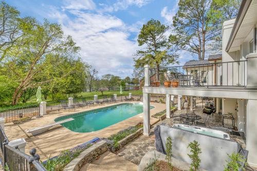The Lakehouse — 4-Star Luxury Hotel in Hendersonville, United States