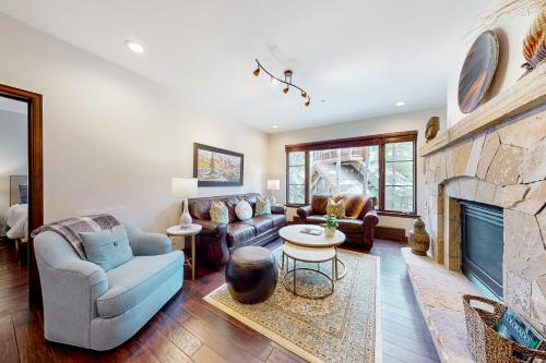 Snowy Spruce Sanctuary — 4-Star Luxury Hotel in Edwards, United States
