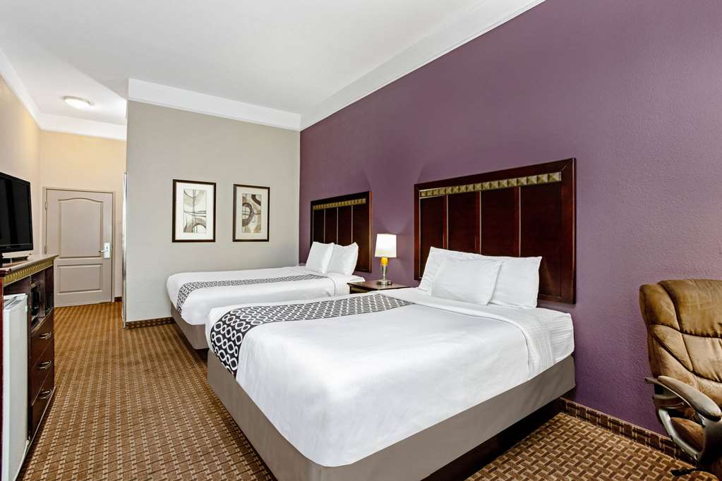 La Quinta Inn & Suites by Wyndham Cleburne - photo 9
