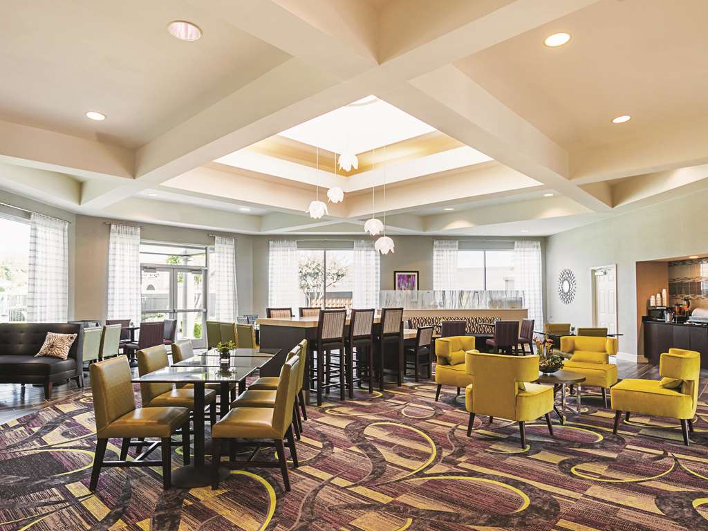 La Quinta Inn & Suites by Wyndham Fort Worth City View - photo 37