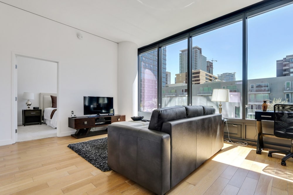 Global Luxury Suites at Figueroa Street - photo 17