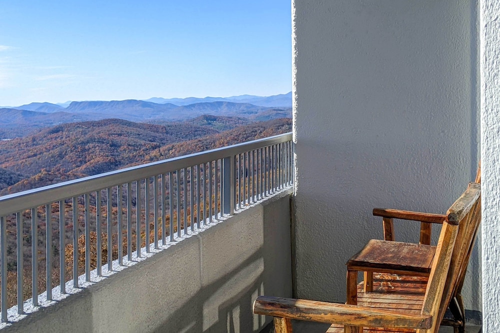 4 Mi to Sugar Mtn Resort: Condo w Indoor Pool - photo 14