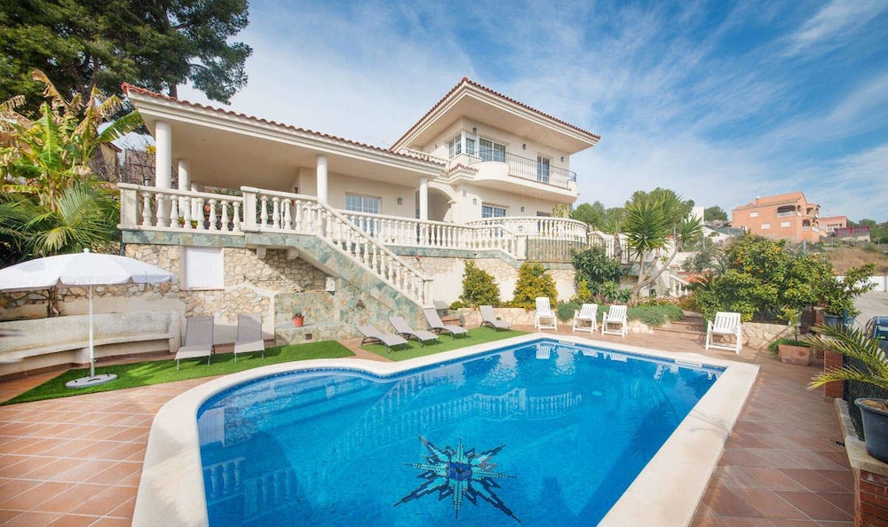 Rubi House — 4-Star Luxury Hotel in Calafell, Spain