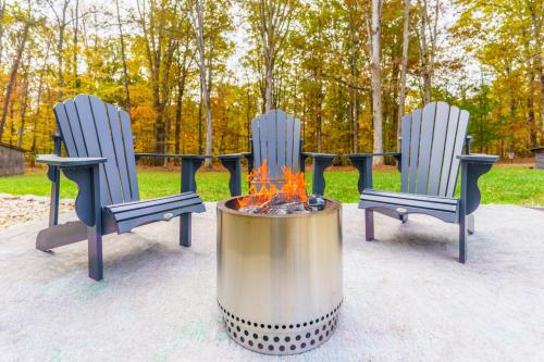 Cozy Cabin in the Woods w Playroom Deck & Lounge — 4-Star Luxury Hotel in Knoxville, United States