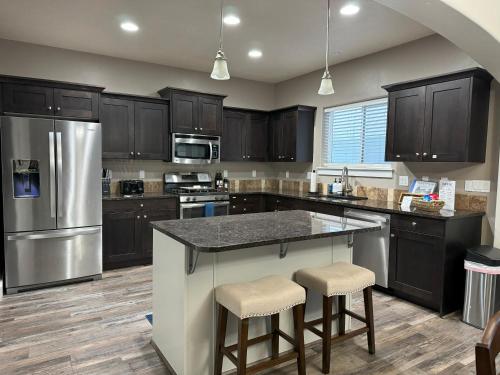 Spacious Family Retreat with Hot Tub & Home Theater — 4-Star Luxury Hotel in Meridian, United States