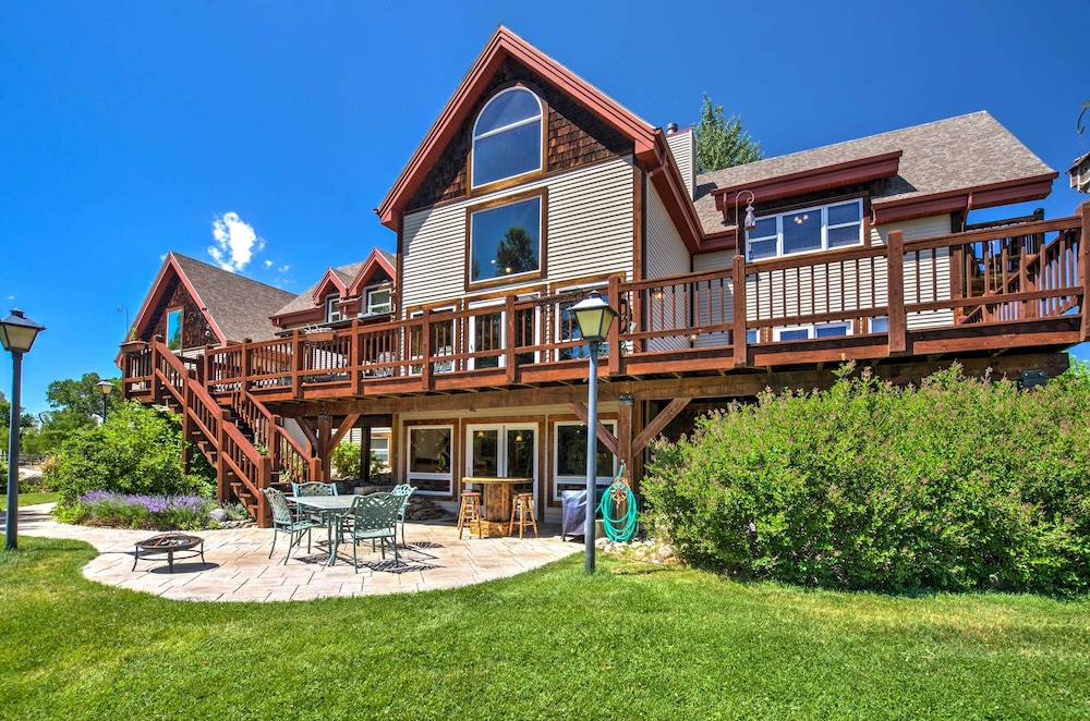 Stunning Silesia Home Furnished Deck and River View — 4-Star Luxury Hotel in Joliet, United States