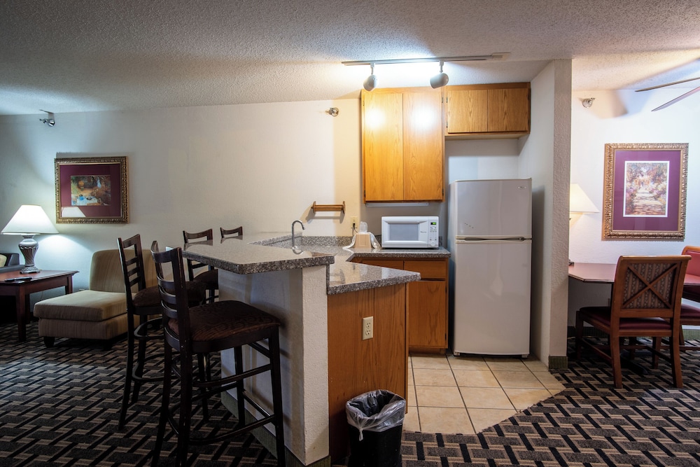 Blue Way Inn & Suites Eagan - photo 16