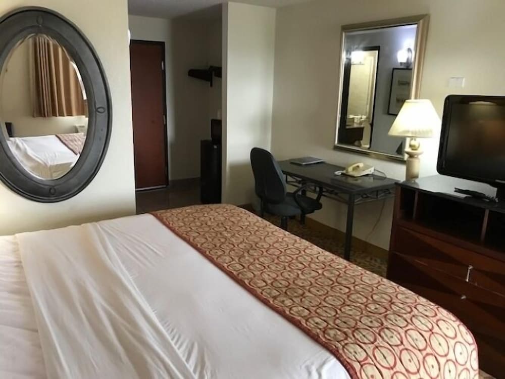 Marvin's Garden Inn - photo 21