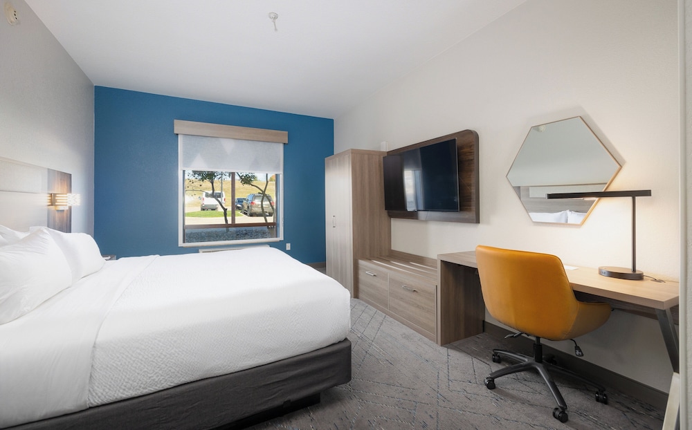 Holiday Inn Express Hotel & Suites St. Robert by IHG - photo 15