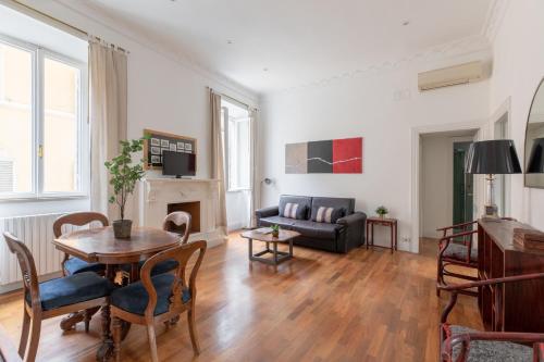 iFlat Elegant Apartment in 18th century Palace — 4-Star Luxury Hotel in Rome, Italy