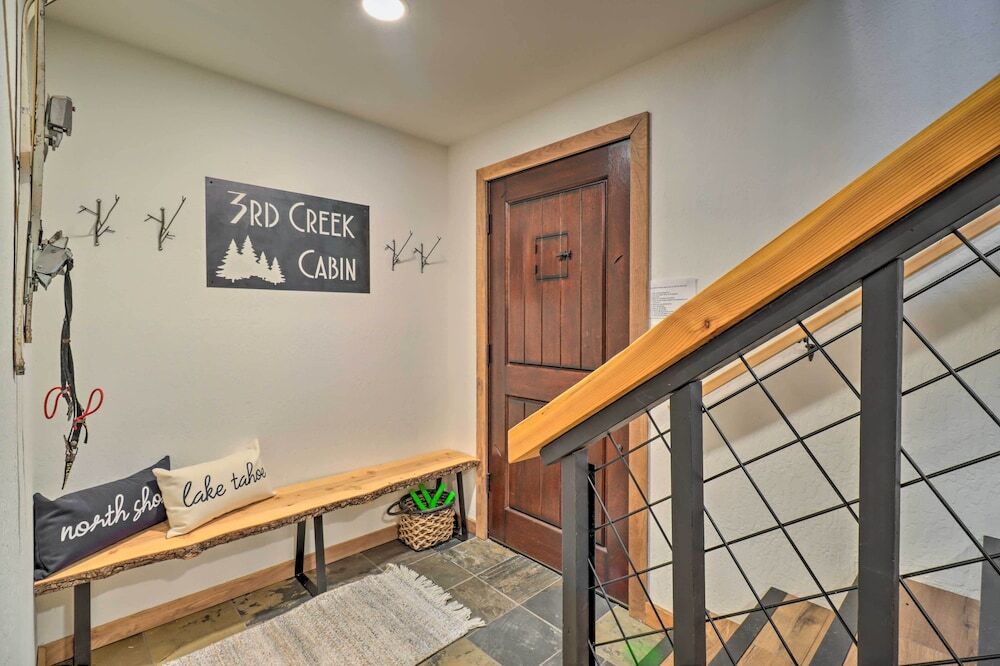 Incline Village Cabin w Patio: 2 Mi to Beach