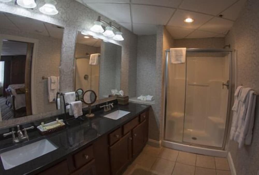 The Colonial Hotel - photo 10