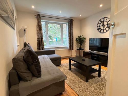 3 Bed luxury house 10 min walk to underground — 4-Star Luxury Hotel in London, United Kingdom