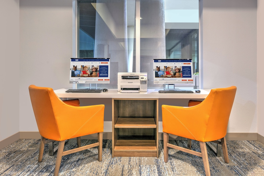 Holiday Inn Express & Suites Marshall by IHG - photo 29