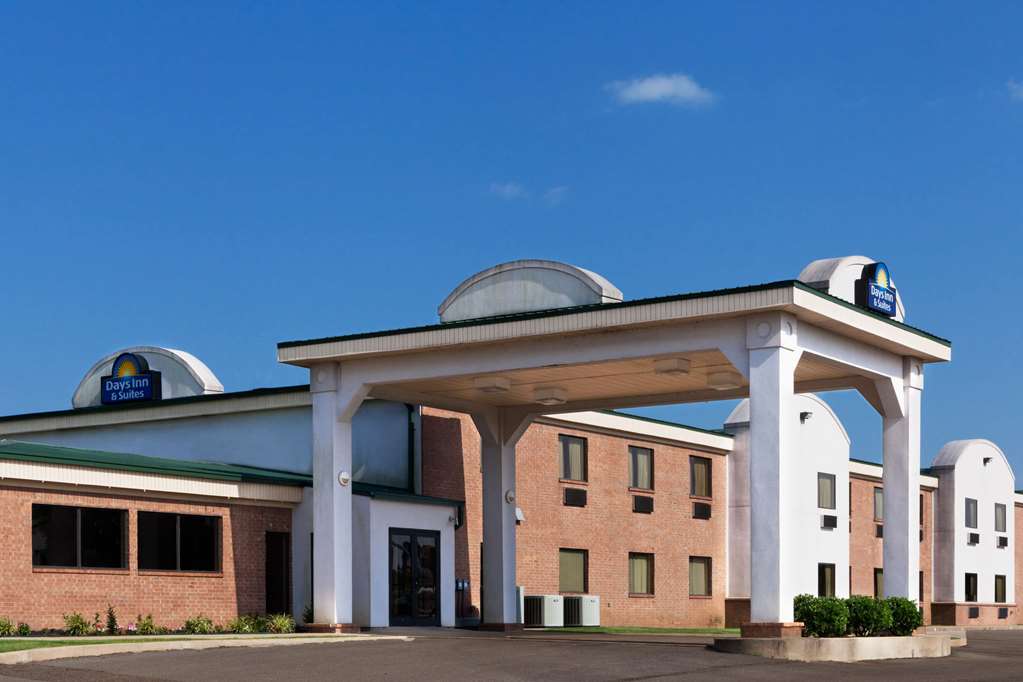 Days Inn & Suites by Wyndham Wynne - photo 2