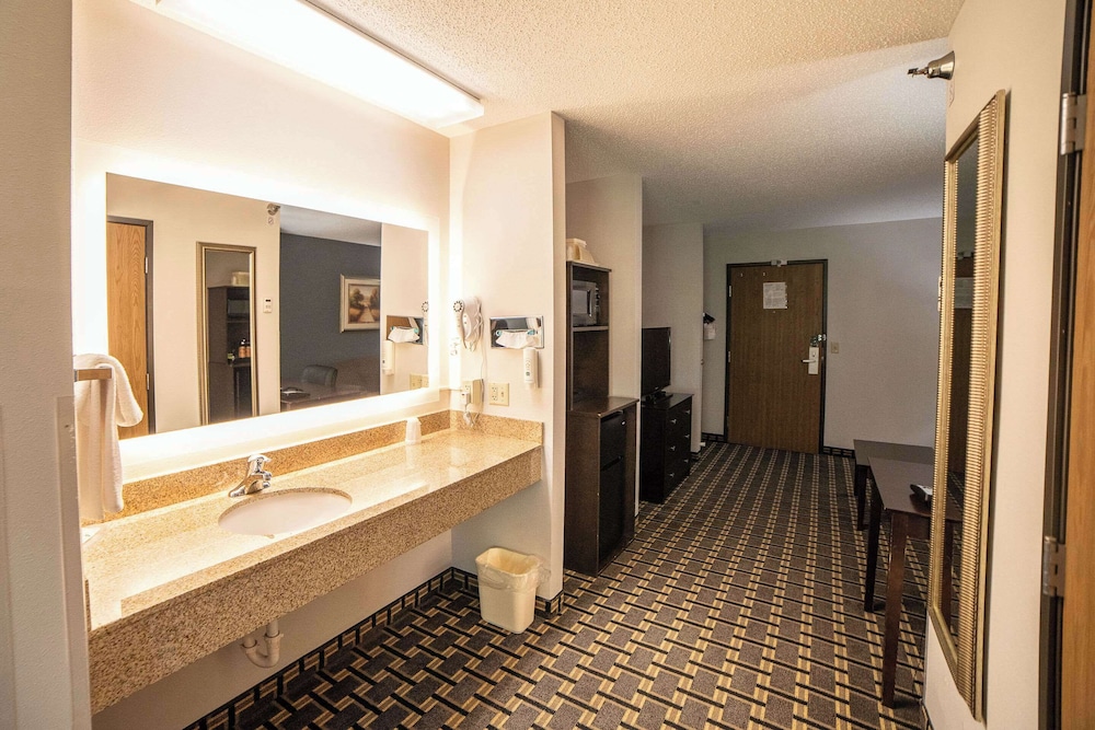 Quality Inn & Suites Watertown near Prairie Lakes Ice Arena - photo 47