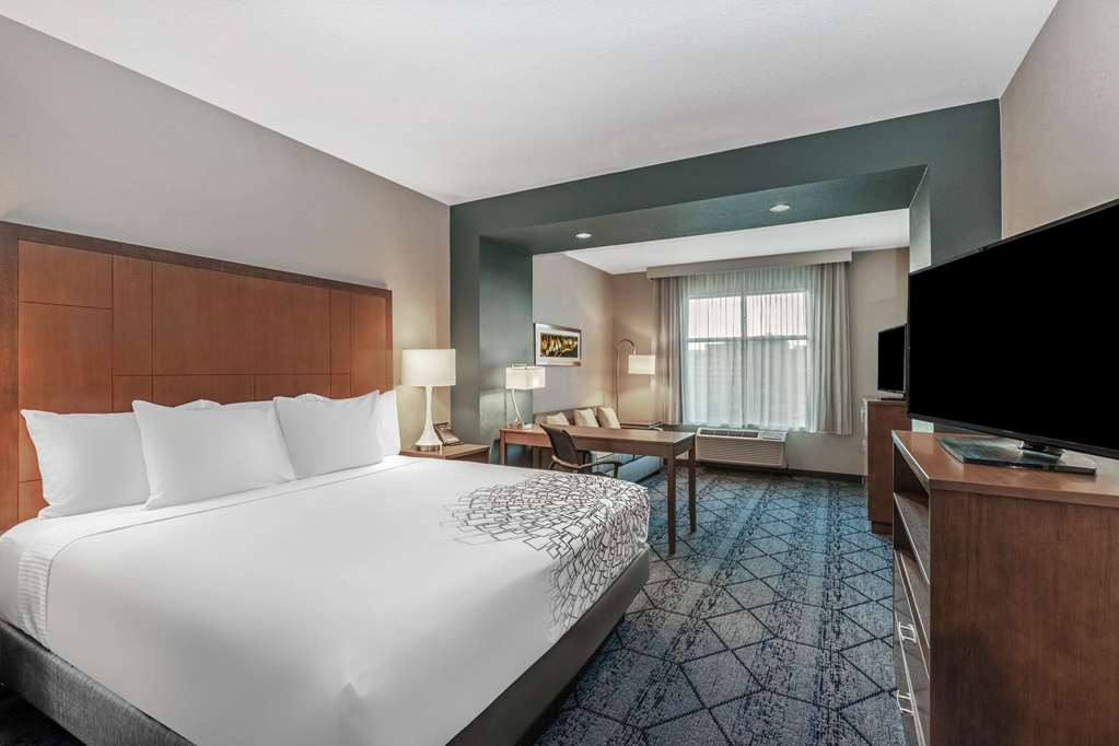 La Quinta Inn & Suites by Wyndham Kansas City Beacon Hill - photo 22