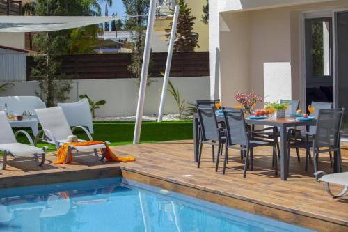 Tsokkos Family Villa Pool Garden 2' Walk to Beach — 4-Star Luxury Hotel in Protaras, Cyprus
