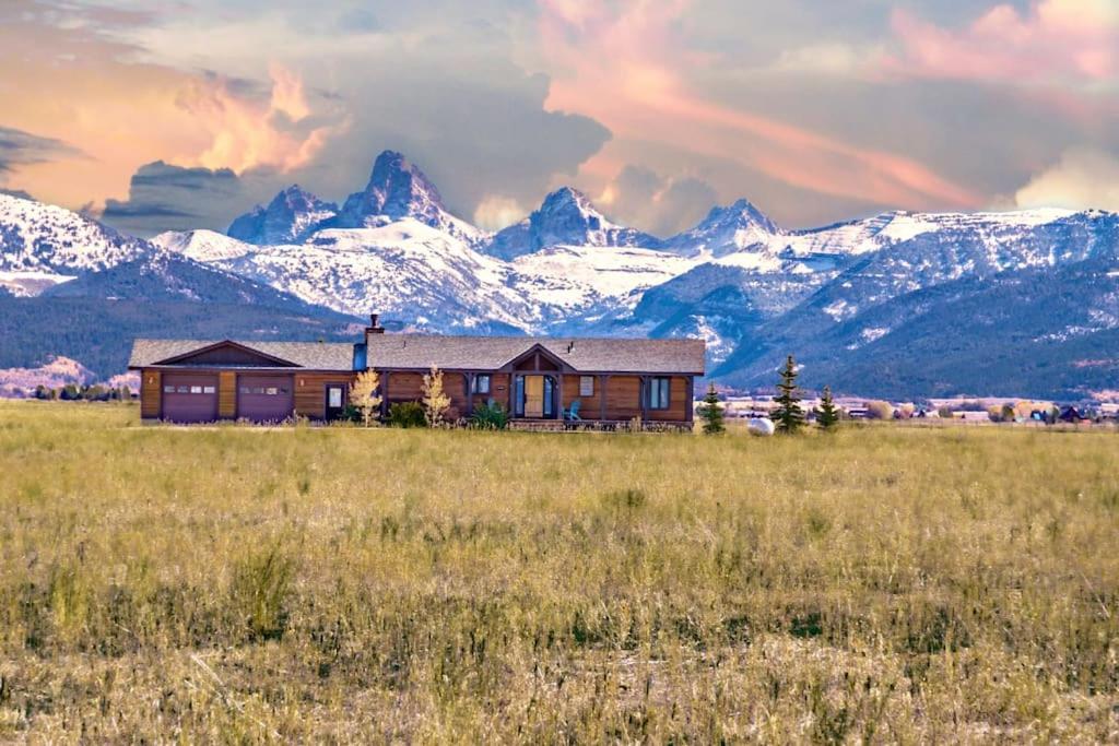 Grand View Targhee Ski Resort Jackson Hot Tub — 4-Star Luxury Hotel in Clawson, United States