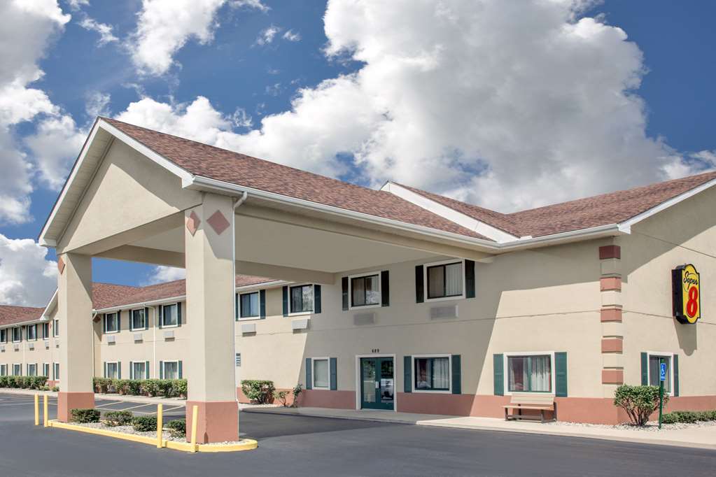 Super 8 By Wyndham Three Rivers — Three Rivers