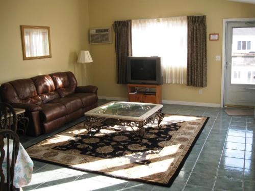 Exit 5 Motel and Cottages - photo 45