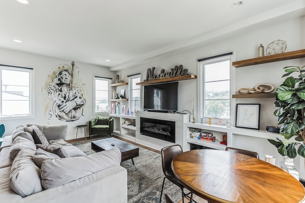 Chic Townhome for 10 W rooftop in Nashville, United States