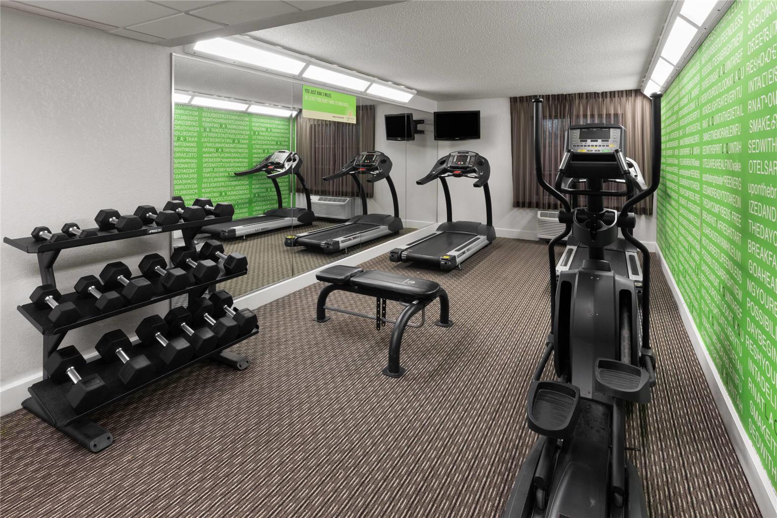 La Quinta Inn & Suites by Wyndham San Antonio Airport - photo 10