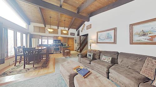Timberline Condominiums 2 Bedroom plus Loft 2 Bath Standard Unit B3E — 4-Star Luxury Hotel in Snowmass Village, United States