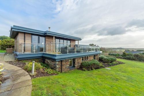 Teyr Mor Cliff in Falmouth, United Kingdom