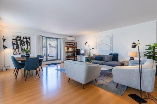 LovelyStay Breathtaking Panorama Luxurious Penthouse — 4-Star Luxury Hotel in Lisbon, Portugal