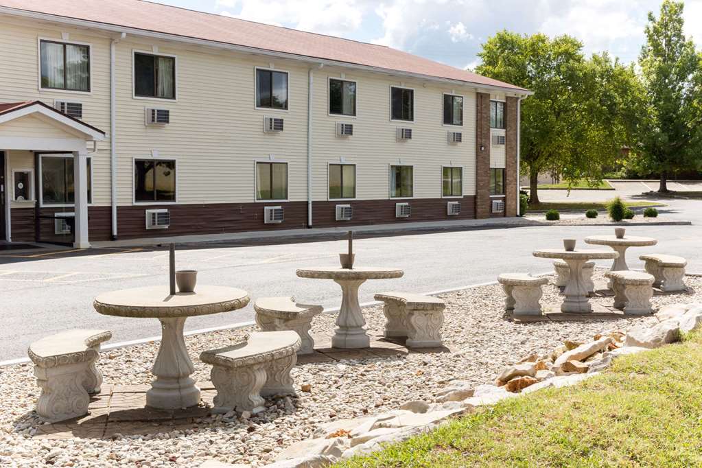 Super 8 by Wyndham Radcliff Ft. Knox Area - photo 3