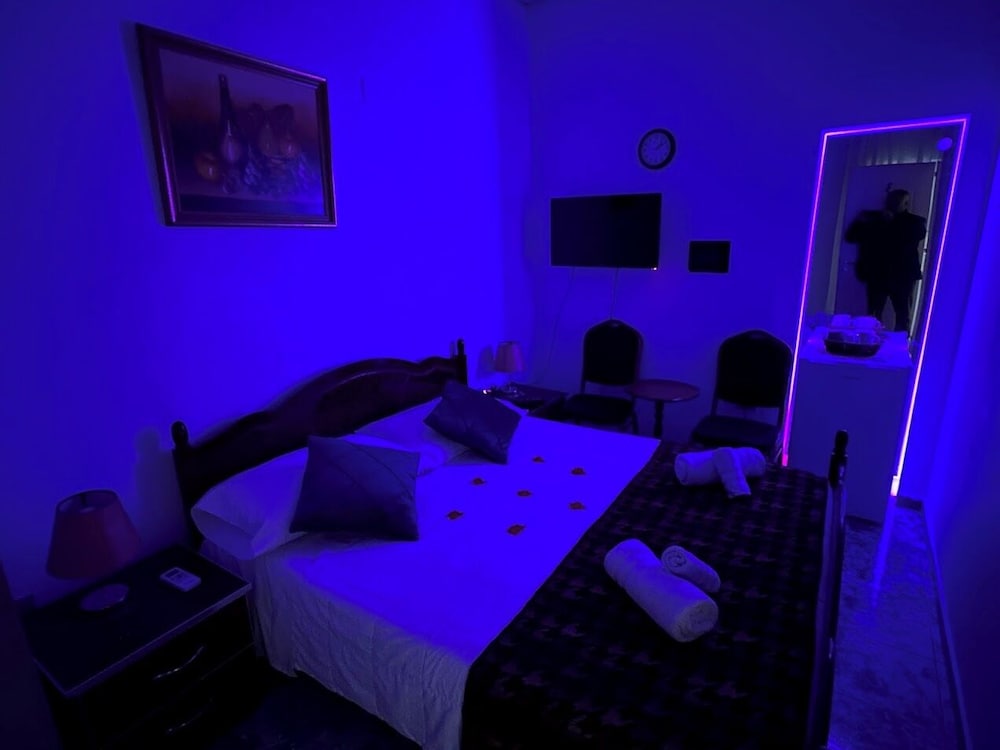 Chicago hotel in Fier, Albania