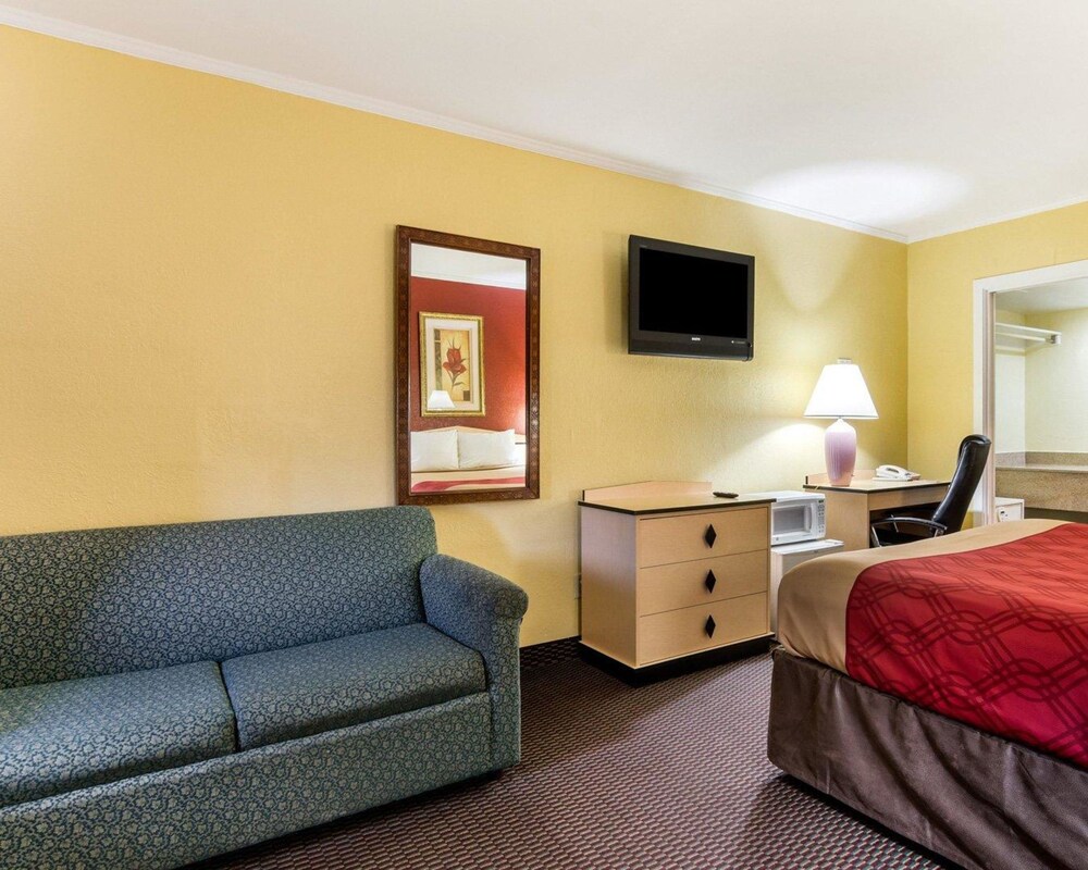 Econo Lodge Topeka Blvd. - photo 24